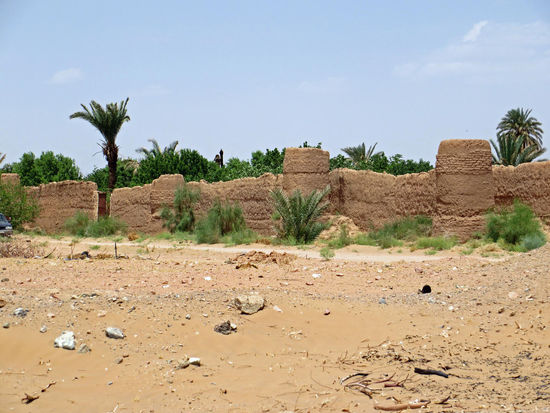 Reste einer Karawanserei in der Wüste Dasht-e Kavir