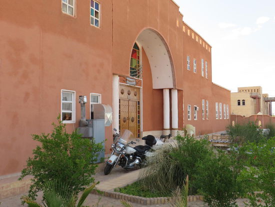 Wüstenhotel Kavari Bali, was sich aber hier auf einem Schild als "Bali Desert Motel" präsentiert - in Khor.