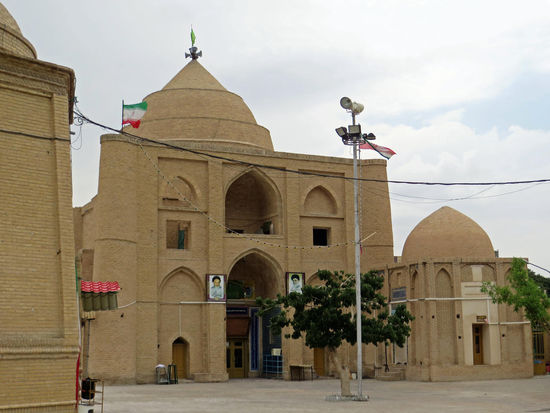 Damghan - Imamzadeh-ye Jafar - in dessen Zentrum erhebt sich ein quadratischer Kuppelbau, der von Eckbastionen flankiert wird und aus dem 11. Jh. stammt. In der Grabkammer unterhalb des vierfach gestaffelten Kuppeldoms wurde Jafar ebn Ali, ein Nachfahre des vierten Imams beigesetzt. Sein Grabstein, mit einer Kufi-Inschrift, die kurz nach 900 angefertigt wurde, gilt als eine der ältesten dieser Art im Iran. Das Innere war mit prächtigen Fliesen geschmückt, die sich heute im Louvre befinden.