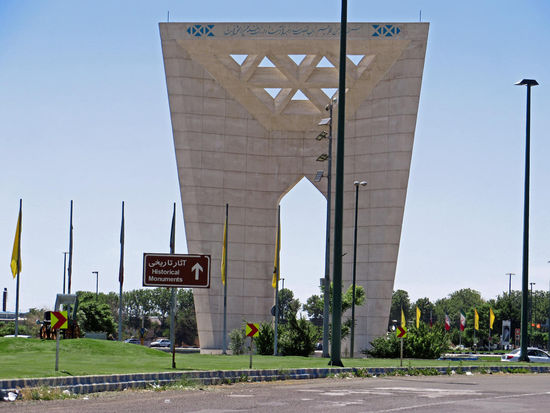 Wir kommen nach Qazvin - wunderschönes Monument - Minoodar (Tor des Himmels)
