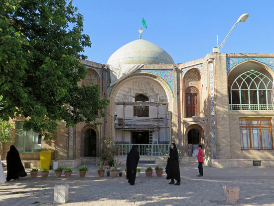 Qazvin - Imamzadeh Ismail, aus dem 19. Jh. stammend, liegt ganz in der Nähe des Ali Qapu Torbaus. Im Innern wird das Grab Ismails, eines Sohnes von Imam Sadeh, verehrt. Die Innenausstattung entspricht den qajarischen barockisierenden Stil mit flachem floralem Stuckdekor.