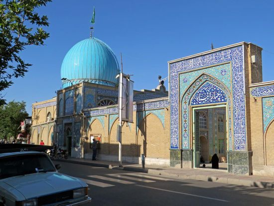 Qazvin - Peighambariye oder auch Mausoleum der vier Propheten - Aramgah-e Chahar Anbia - Es wurde im 17. Jh. zu Ehren von vier Juden errichtet, der der Legende nach kurz nach Jesu Geburt in diese Region gereist sein sollen, um über die Ankunft des Propheten Jesu zu berichten.
Die Eingangsseite des Heiligtums mit verspiegelter Vorhalle, zwei Säulenpaaren und den Seitenflügeln entspricht in kleinerem Maßstab dem Aufbau des Imamzadeh Hoseyn. Im Innern befindet sich ein Sarkophag, der von einer mit Silber- und Goldschmuck versehenen Gitterkonstruktion geschützt wird. Das Gebäude wird von einer blauen zwiebelförmigen Kuppel überragt.