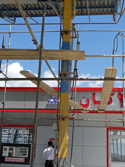 Keine Absicherung - gesehen an einer Tankstelle im Iran