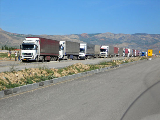 An der Grenze Türkei/Iran - auf beiden Seiten endlose LKW-Schlangen.