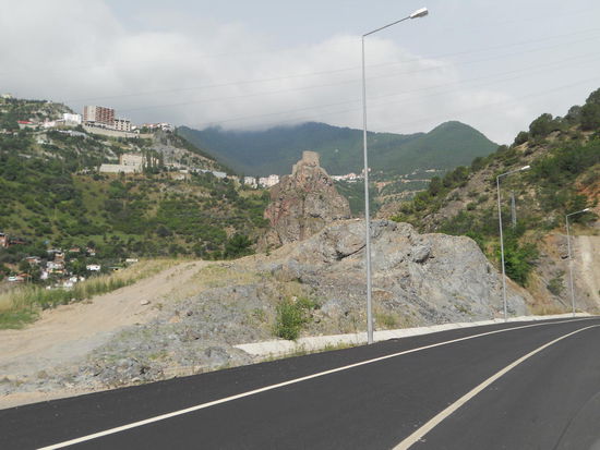 Artvin liegt am Berg und die ganze Landschaft in der Nähe ist verschandelt durch den Bau eines riesigen Stausees.