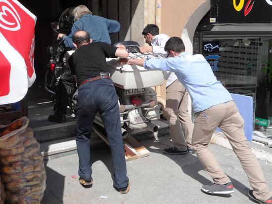 Gar nicht so einfach, die schwere Harley über die Treppen ins Haus zu befördern ... in Istanbul