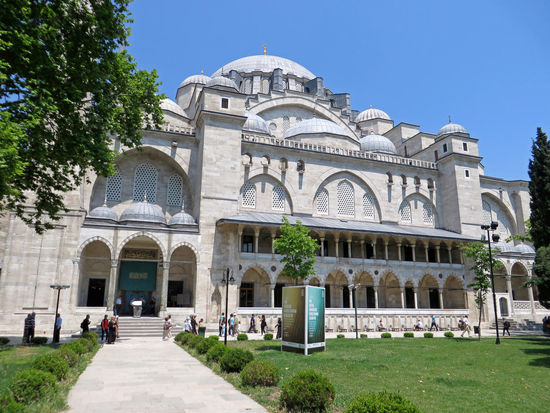 Süleymaniye Moschee - Sie ist eine der großen Moscheen in Istanbul und wurde im Auftrag von Sultan Süleyman dem Prächtigen in einer kurzen Bauzeit zwischen 1550 und 1557 erbaut Sie ist das Meisterwerk des Architekten Sinan. Würdevoll überblickt sie das Goldene Horn. Der Innenhof der riesigen Moschee wird von vier Minaretten umfasst, wobei die beiden der Moschee zugewandten höher sind (81 Meter). Im Innern der Moschee wird das berühmte Bolus Rot in den Iznik-Fliesen verwendet. 130 farbige, bunte Steinglasfenster mit erlesener Kalligraphie lassen das Licht durch die Qibla-Wand treten.