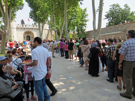 Lange Warteschlangen vor dem Topkapi Palast ....