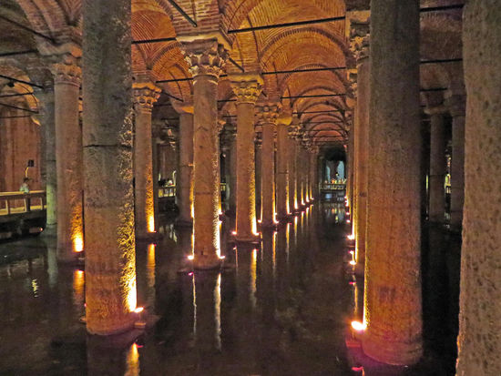 Yerebatan-Zisterne. 
Der "Versunkene Palast", ein geheimnisvoller byzantinischer Wasserspeicher, zählt zu den beeindru-ckendsten Sehenswürdigkeiten Alt-Istanbuls. Für uns ist es ein Ausflug in die "Unterwelt".