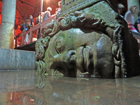 Istanbul - . Einer Säule dienen gar zwei seitlich liegende Häupter der Medusa als Sockel. Mir gefallen diese Medusa-Häupter ganz besonders. Sie sehen mehr als unheimlich aus. Wasser tröpfelt von der Decke und am Boden glitzert es silbern. Musik verstärkt die geheimnisvolle Atmosphäre. Wer einen Tropfen Wasser erhascht, soll um mind. 15 Jahre jünger aussehen. Lange halten wir uns hier in der Unterwelt auf. Es ist feucht und kühl, angenehm nach der Hitze vorher.