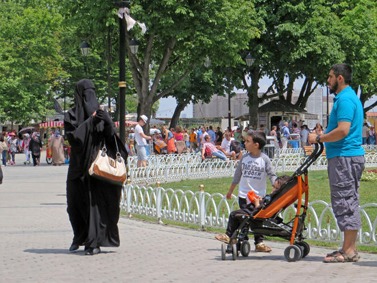 Istanbul - die Mutter verhüllt und Vater und Kinder normal angezogen