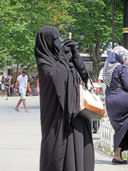Istanbul - verhüllt, aber mit Smartphone ...