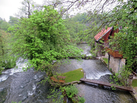 Trotz Regen halten wir in Slunj und schauen uns die historischen Gebäude und Wassermühlen an.