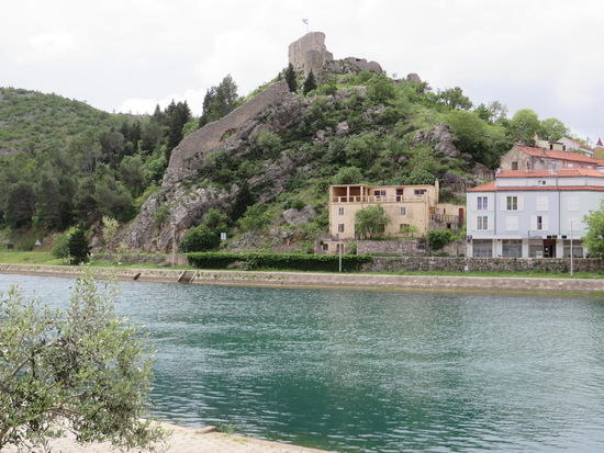 In Obrovac, wir trinken Kaffee und haben einen schönen Blick auf die Burgruine.