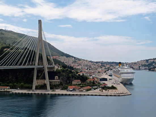 Gegen 11 Uhr kommen wir nach Dubrovnik, wo gerade ein riesiges Kreuzfahrtschiff anlegt und die Passagiere mit Bussen in die Stadt gebracht werden.