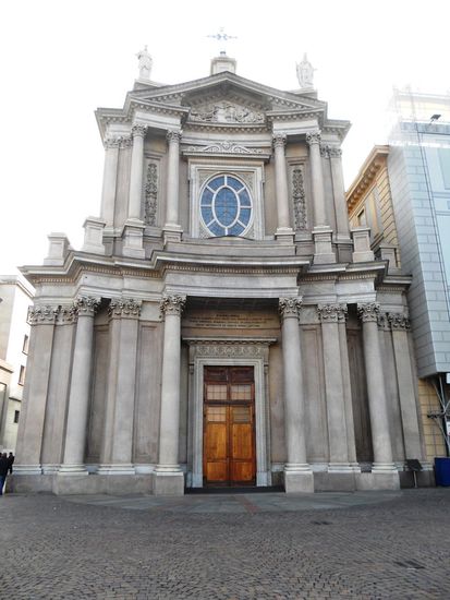 Ferdinando Caronesi schuf im 19. Jh. die Fassade der dem San Carlo Borromeo geweihtenKirche. In einer Kapelle kann man die Statue der Madonna des Friedens von Tomaso Carlone bewundern.