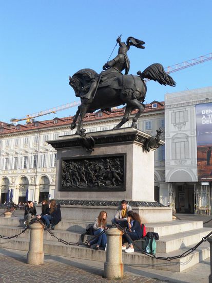 Der Piazza San Carlo gilt als der schönste und harmonischste Platz in Turin.  In der Mitte des Platzes findet sich das schöne Reiterstandbild von Emanuele Filiberto.