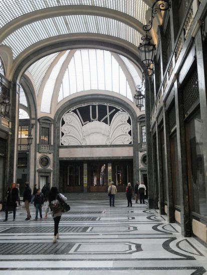 Schön sind die vielen Galerien und Arkaden, wo man auch bei Regen gut laufen kann.