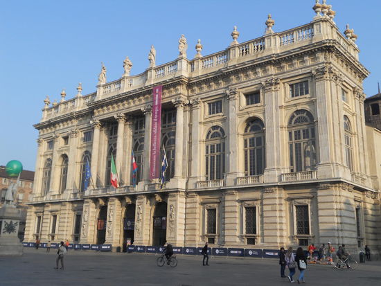 In der Mitte der Piazza Castello befindet sich der Palazzo Madama, das Bauwerk, das besser als alle anderen die tausendjährige Geschichte der Stadt zusammenfasst. Der repräsentative Platz Piazza Castello wurde von Ascanio Vitozzi um 1600 nach den Vorgaben des damaligen savoyischen Herzogs realisiert. Ziel war es, eine eindrucksvolle Kulisse um den Palazzo Madama, die Residenz der Acaja, zu schaffen. Dieser Palast erzählt die Geschichte der Stadt Turin.