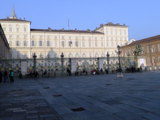 Der Palazzo Reale, der Königspalast der Könige von Sardinien-Piemont und später Sitz des Königsreichs Italien, wurde im 17. Jh. für Madama Reale, Cristina von Frankreich, gebaut. Der Palast zeigt deutliche Spuren des hochadeligen Lebensstiles. Die Savoyer lebten seit 1645 in diesem Schloss.