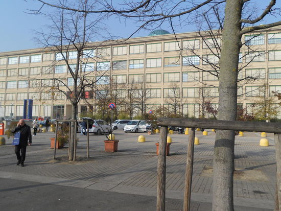 Das Lingotto-Gebäude war einst die größte Autofabrik der Welt. Seit 1999 wird dort nicht mehr gefertigt. Kein Fahrer kurvt mehr wagemutig über die auf dem Dach befindliche Teststrecke. Die Produktionsanlage war die größte und fortschrittlichste ihrer Zeit und besaß sogar eine 1 Kilometer lange Teststrecke als Rundkurs auf dem Dach. Die fertigen Fahrzeuge konnten so direkt nach der Produktion auf das Dach gefahren werden, um Testrunden zu absolvieren. Bis in die 1970er Jahre wurden hier bis zu 80 verschiedene Automodelle produziert.