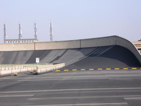 Lingotto -  1 Kilometer lange Teststrecke als Rundkurs auf dem Dach. Die fertigen Fahrzeuge konnten so direkt nach der Produktion auf das Dach gefahren werden, um Testrunden zu absolvieren.