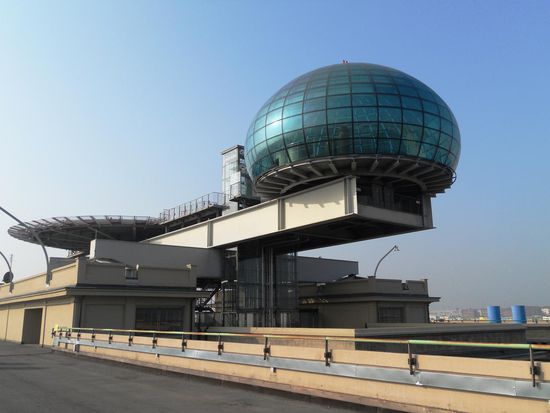 Lingotto - Auf dem Dach des Gebäudes befindet sich, neben der ehemaligen Teststrecke, ein kleiner runder Glasbau für Tagungen, dahinter Hubschrauberlandeplatz.