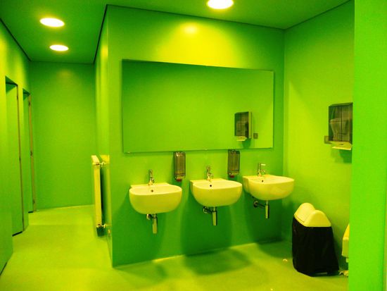 Futuristisch aussehend - Sanitäranlagen im Automobilmuseum