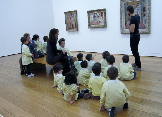 Kunstmuseum Pinacotea Giovanni e Marella Agnelli
Eine Gruppe von Kindergartenkindern lauscht andächtig einem jungen Mann, der ihnen die Bilder von Matisse nahe bringt. Für mich interessant zuzuhören.