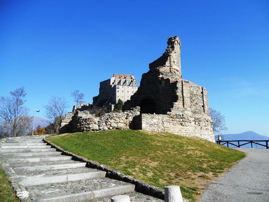 Auch die etwa 200 m von der Abtei entfernt liegenden Ruinen eines romanisch achteckigen Baues sind gut zu sehen. Es handelt sich um das Mönchsgrab - Sepolcro die Monaci - das angeblich nach dem Beispiel des Heiligen Grabes in Jerusalem nachgebaut wurde (11. Jh.)