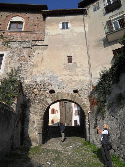 Durch die Porta San Giovanni, 13./14. Jh. in Avigliana gelangt man zur Piazza.