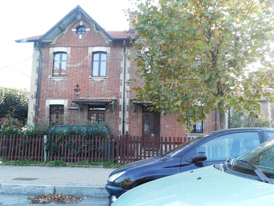 Collegno vorbei. Dort finden sich Häuser (Arbeitersiedlung), die wie die alten Krupp-Häuser in Essen ausschauen. Es ist das Village Leumann, ein Arbeiterviertel im späten 19. Jh. von Napoleon Leumann, einem Schweizer Unternehmer, der eine erfolgreiche Baumwollspinnerei in der Gegend leitete, erbaut.