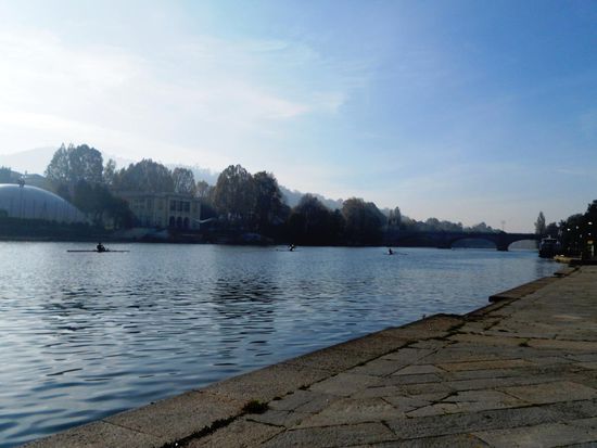 Der Po ist mit 652 km der längste Fluss Italien. Er entspringt in den Alpen im (an der italienisch-französischen Grenze gelegenen) Valle Po und mündet nahe bei Adria (Venetien) in die Adria. Der Fluss zieht ein grünes Band durch Turin. Auf der östlichen Seite klettern prächtige Villen die Hügel hinauf, gegenüber lassen Ruderclubs ihre Boote zu Wasser. Ausflügler streifen durch den Parco del Valentino. Der Po ist die grüne Lunge der Stadt, die Via Po führt zu ihrem Herzen, der Piazza Castello.