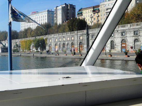 Die Murazzi, von den Turinern einfach "die Mauern" genannt, sind massive Häuser, erbaut im 19. Jh. am Westufer des Po, um die Innenstadt von Turin vor dem Hochwasser zu schützen. Zunächst wurden hier Fischerboote eingelagert, es entstanden Gerbereien, Wäschereien, Mühlen, Handwerkstätten. Heute beherbergen die Murazzi eine große Anzahl von Musikkneippen, die besonders nachts Jung und Alt anziehen.
Die Murazzi sind ein alternativer Unterhaltungsort, ein Fixpunkt für die
Turiner Nächte.