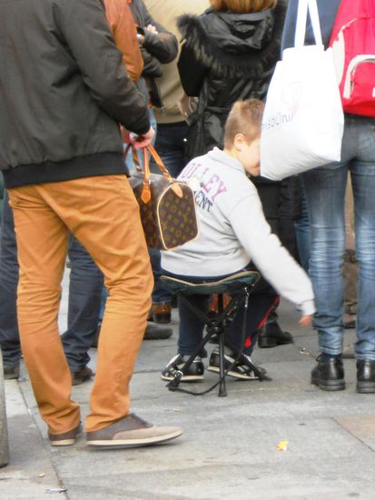 Warteschlange vor der Mole ... der kleine Junge hatte einen Stuhl
