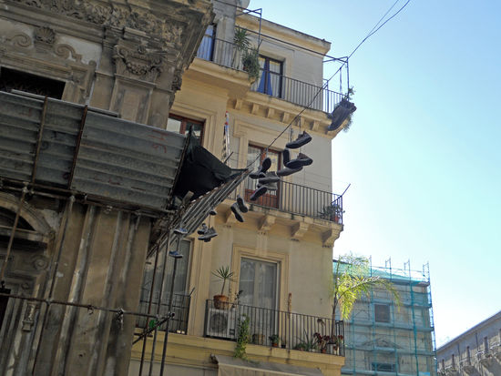 Was die Schuhe wohl zu bedeuten haben?