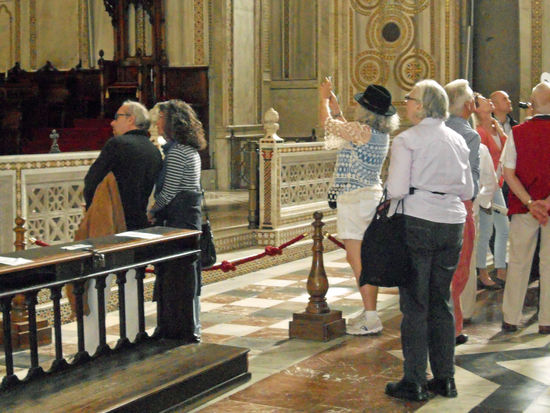 Manche Touristen sollten mal ihre Kleiderordnung in Kirchen überdenken ...