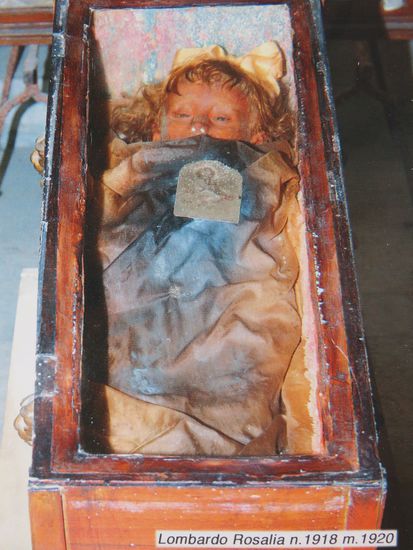Unter den Verstorbenen in der Kapelle der hl. Rosalia befindet sich der unvergleichlich erhaltene Leichnam der fast zwei-jährigen Rosalia Lombardo, die am 6. Dezember 1920 an der Spanischen Grippe starb. 2009 wurde das Geheimnis der Einbalsamierung gelöst. Nach einem aufgefundenen Schriftstück des damals mit der Mumifizierung beauftragten Alfredo Salafia verwendete er eine Mischung aus Glyzerin, Formalin, Zinksulfat und weiteren Bestandteilen.