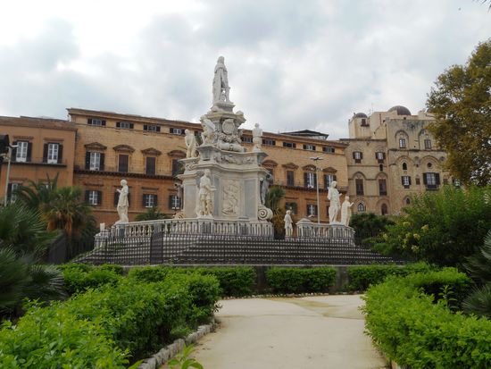 Piazza del Parlamento - Monument von König Felipe V. 
Im Hintergrund Palazzo Reale