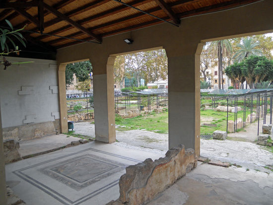 Piazza Vittoria. An der Ostseite werden Ausgrabungen römischer Häuser durchgeführt.