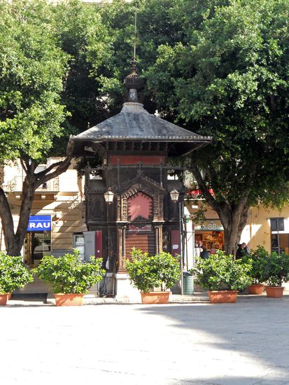 Vor dem Theater stehen zwei Jugendstil-Kioske, die Tabakwaren etc. verkaufen. Sie stammen von Ernesto Basile, dem Architekten, der das von seinem Vater Giovanni Battista Basile begonnene Theater fertig stellt.