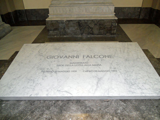 2015 wurde der Leichnam von Siziliens bekanntesten Mafia-Jägers, Giovanni Falcone, nach San Do-menico verbracht. Vorher war er auf dem Friedhof Santa Orsola bestattet. Etwas über das Leben dieses außerordentlichen Mannes findet Ihr im Anhang.