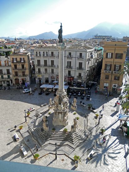 Piazza San Domenico 
Hier sticht uns sofort ein riesiges Barock-Monument ins Auge. La Colonna dell’immacolata (Säule der unbefleckten Jungfrau Maria - aus Bronze) steht auf einem großen Marmorsockel. Des Weiteren finden sich darunter die Statuen von zwei Päpsten. Am Ende der Treppen sind weitere Statuen (Engel) zu sehen.
