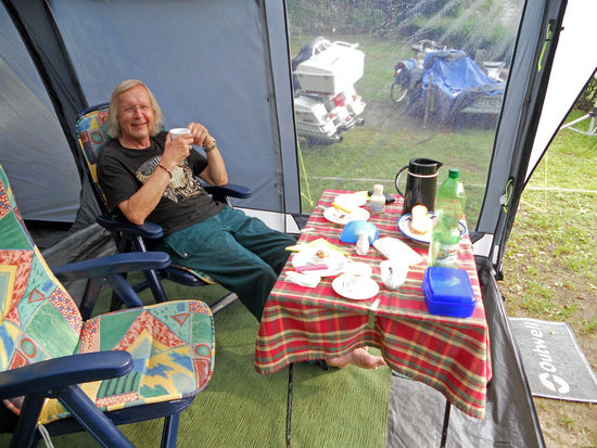 Frühstück im Vorzelt im Trockenen 