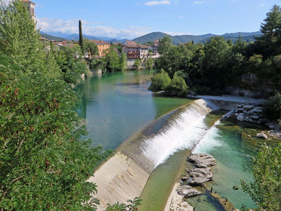 Cividale del Friuli - Tempietto Longobardo. In den Außenanlagen hat man einen herrlichen Blick über den Fluss Natisone.