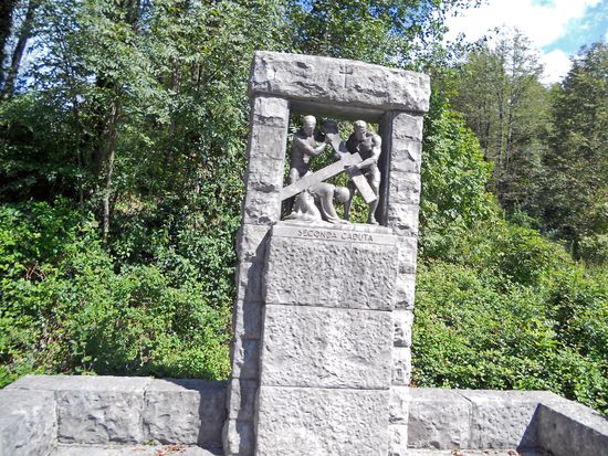 Zum Beinhaus und Kirche führt ein geteerter schmaler Weg mit Kreuzwegstationen, die hinter dem Portal am Hauptplatz von Kobarid beginnen. Die Stationen erinnern stark an die ästhetisierende Kunstform totalitärer Zeiten.