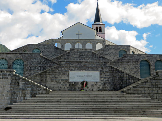 Kobarid - St. Antoniuskirche mit Beinhaus