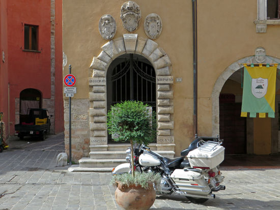 Visso - mit dem Motorrad findet man immer einen Parkplatz