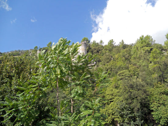 Überall Burgen oder Türme auf den Hügeln