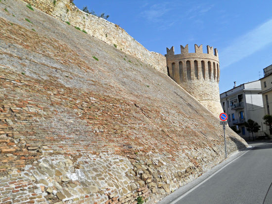 Tolentino - Festungsmauer mit Torre di Sant Catervo